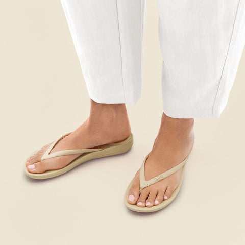 FitFlop - iQushion X Pantone Toe-Posts