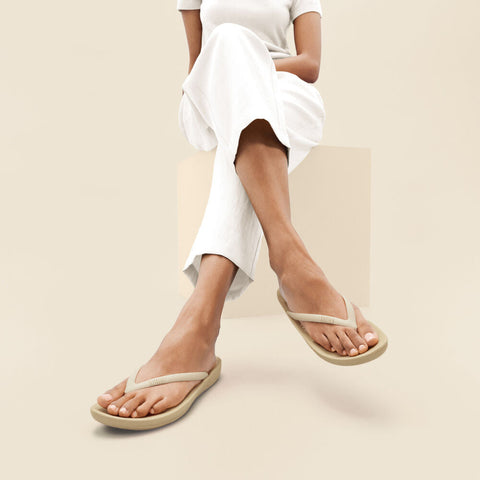 FitFlop - iQushion X Pantone Toe-Posts