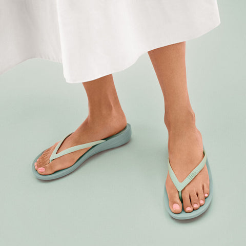 FitFlop - iQushion X Pantone Toe-Posts